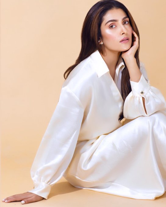 In a recent photoshoot, Ayeza Khan shows off her true beauty