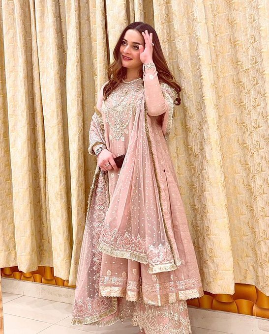 In a stunning red-blue ensemble, Aiman Khan looks like a vision of beauty