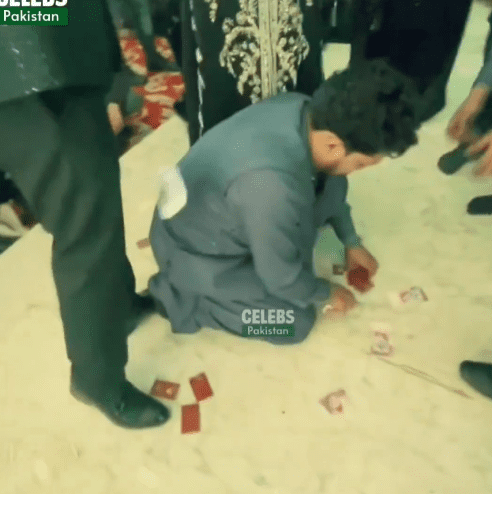 Extravagancy at its peak, Gold coins being squandered at a marriage in Lahore-Social Pakora